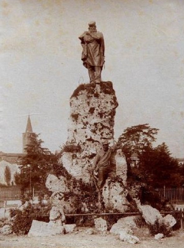 Fig. 3. Fotografia del monumento a Giuseppe Garibaldi ai giardini pubblici Margherita di Piacenza, 1890 circa [foto conservata presso l’archivio della Galleria Tadini, Lovere (BG), fondo Giovanni Battista Zitti, MR44039a. Disponibile online qui].